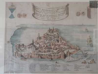 Le mura attualmente visibili in realt� costituiscono solo una piccola parte di quella che era originariamente la cinta. Nel XIX secolo furono infatti demoliti gli altri due terzi della Muraglia, la quale un tempo circondava completamente la citt� vecchia